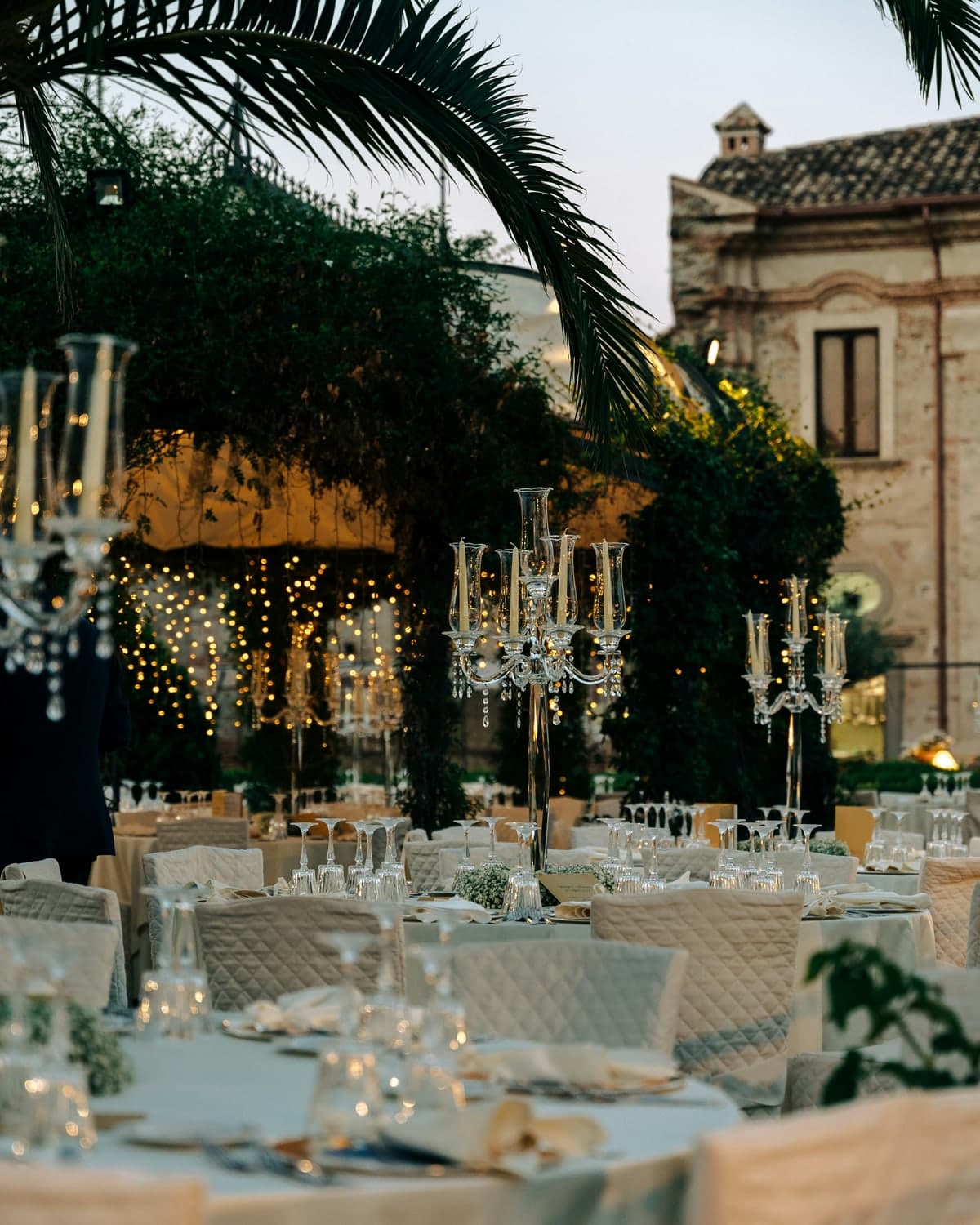 Mesa montada para la cena en la hacienda