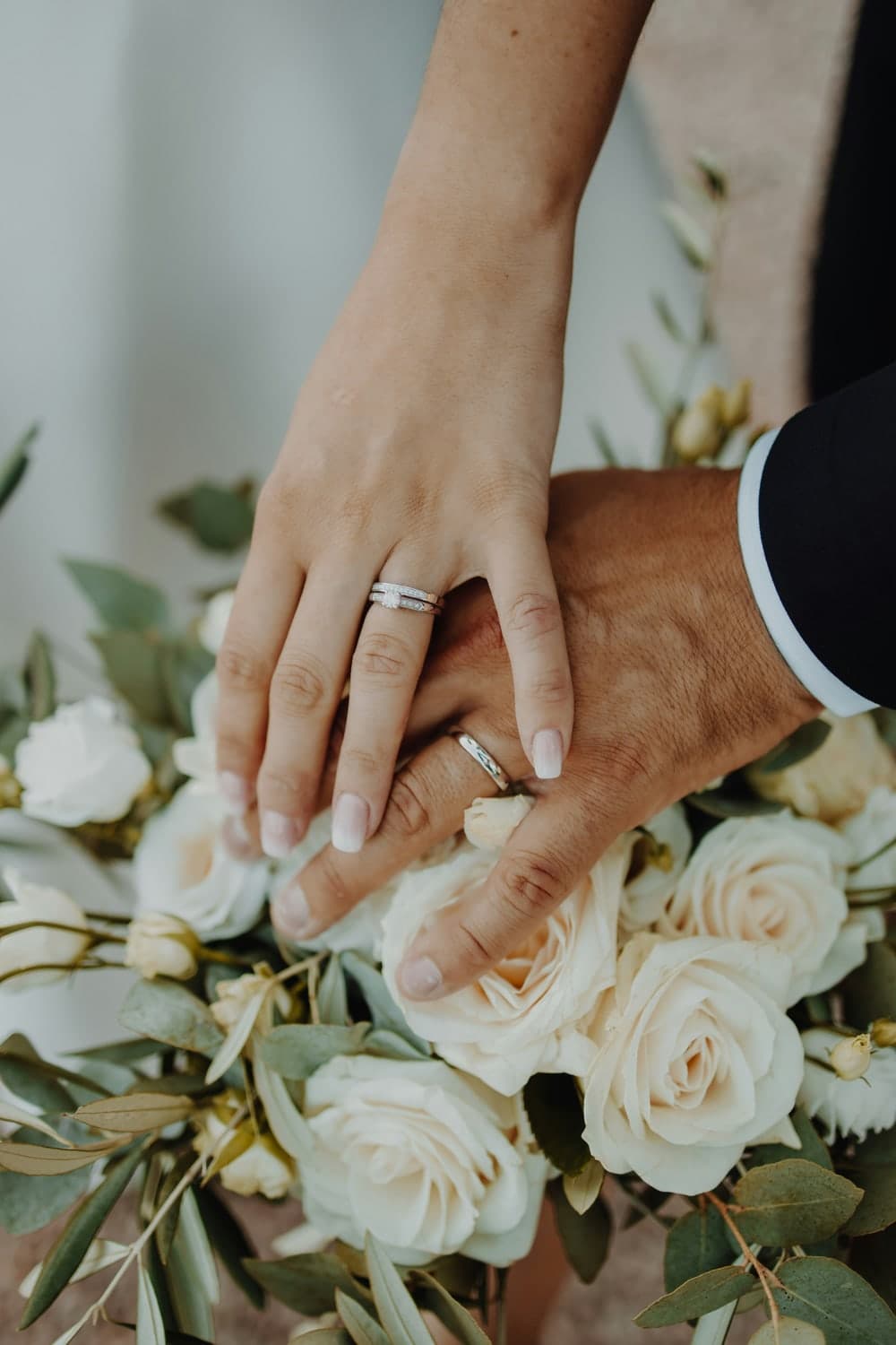 El anillo de Valeria sobre su ramo de novia