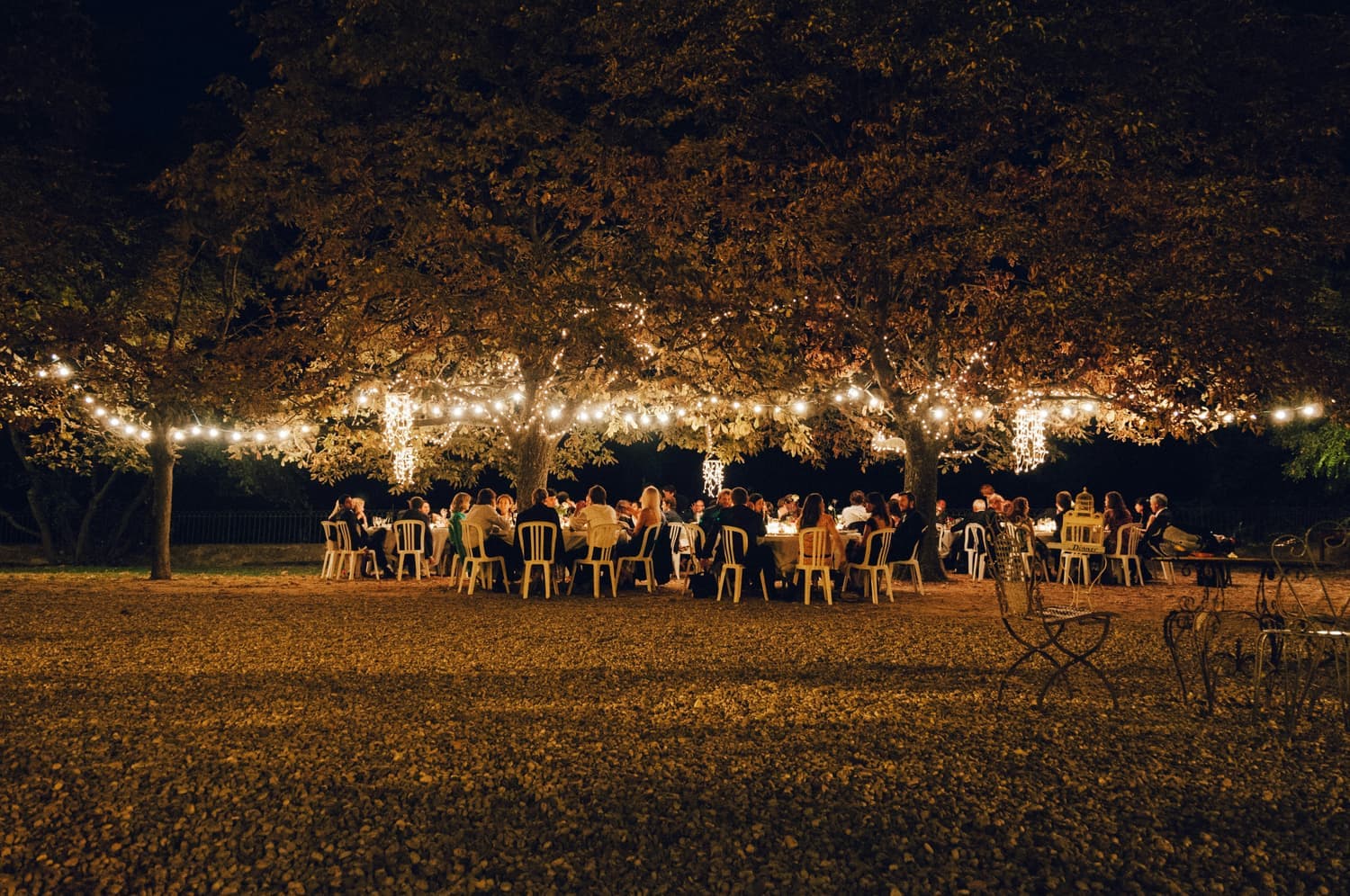 La fiesta bajo las luces colgantes del patio